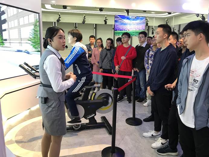 图片包含 人员, 室内, 站立描述已自动生成