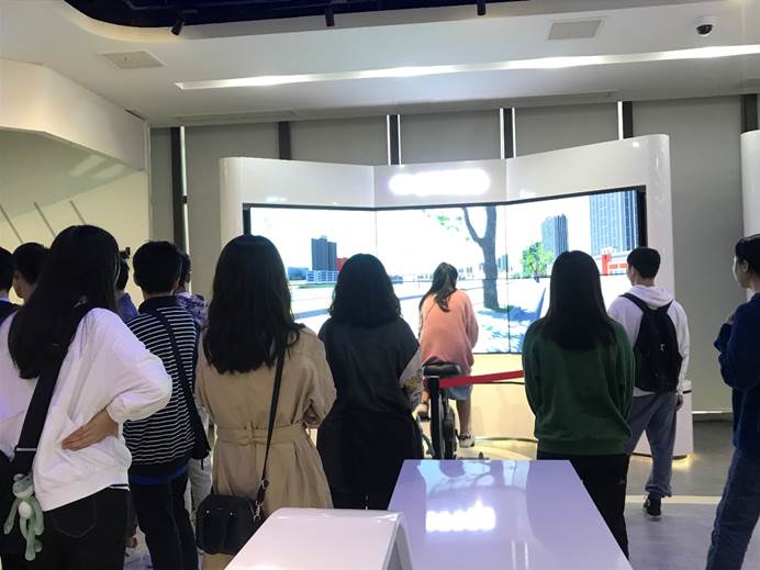 图片包含 人员, 室内, 行李, 天花板描述已自动生成