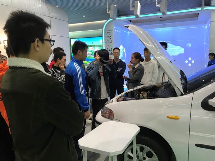 图片包含 人员, 室内, 运输描述已自动生成